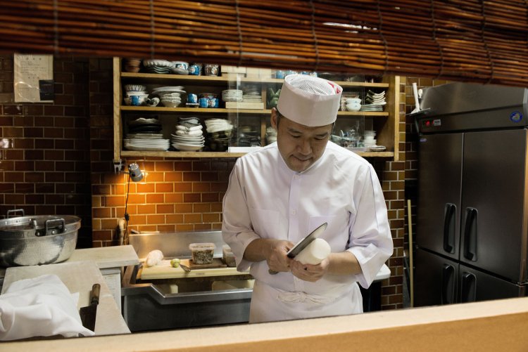 ご主人の宮田英明さん。和食なら何でもおかませ。