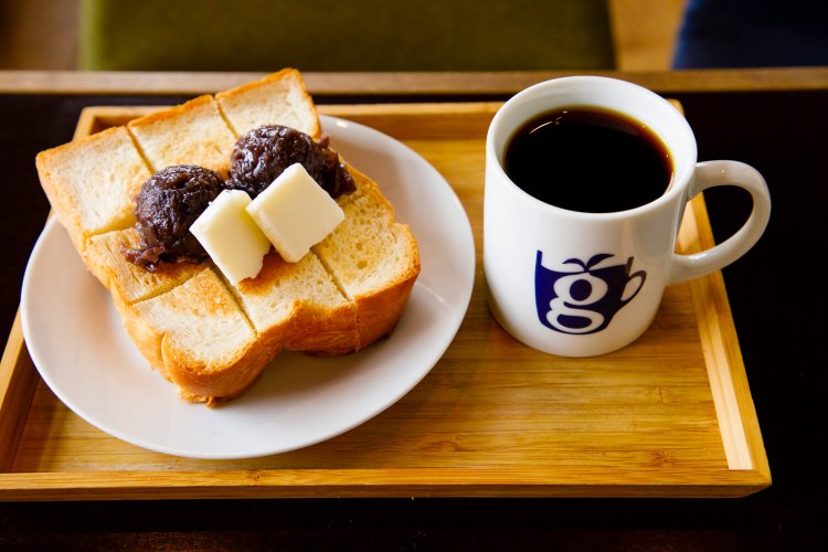 店内でイートインも可能。コーヒー560円、あんバタートースト510円。