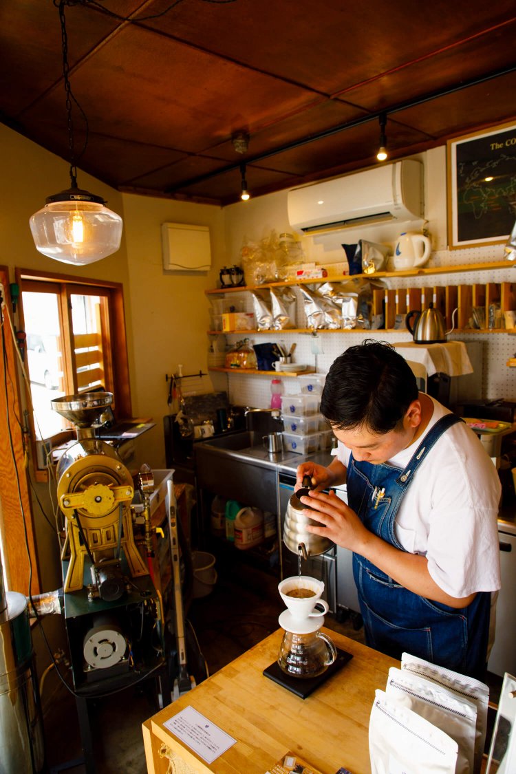 店主が丁寧にハンドドリップ。