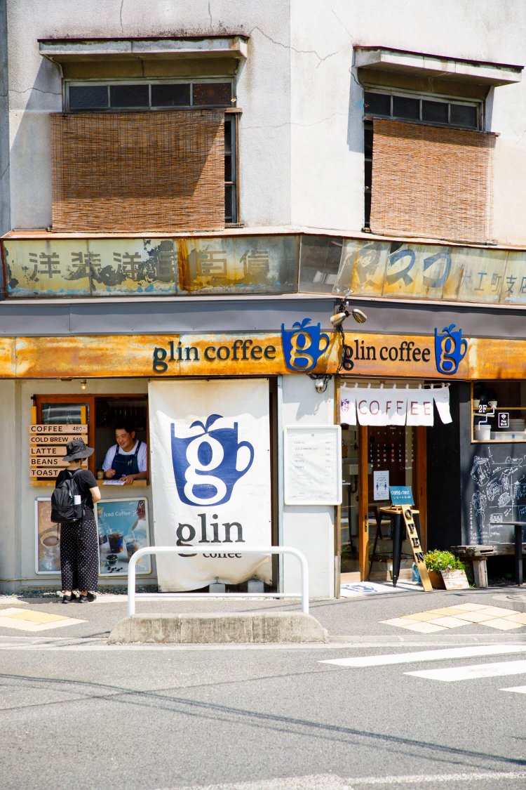 1階の焙煎所がコーヒースタンドも兼ねている。