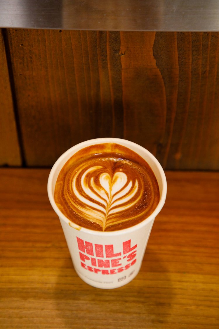 エスプレッソ＆ミルク WHITE（カフェラテ）550円。