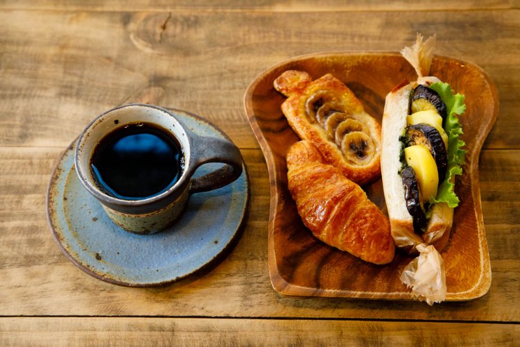 月曜限定「選べるKランチ」の一例。サンド200円。クロワッサン、デニッシュ各100円。珈琲（ホット）550円とセットで200円引き。