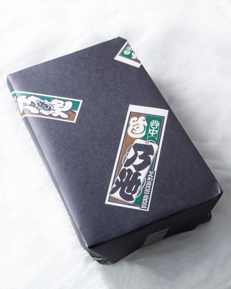 名代穴子寿司の包み。