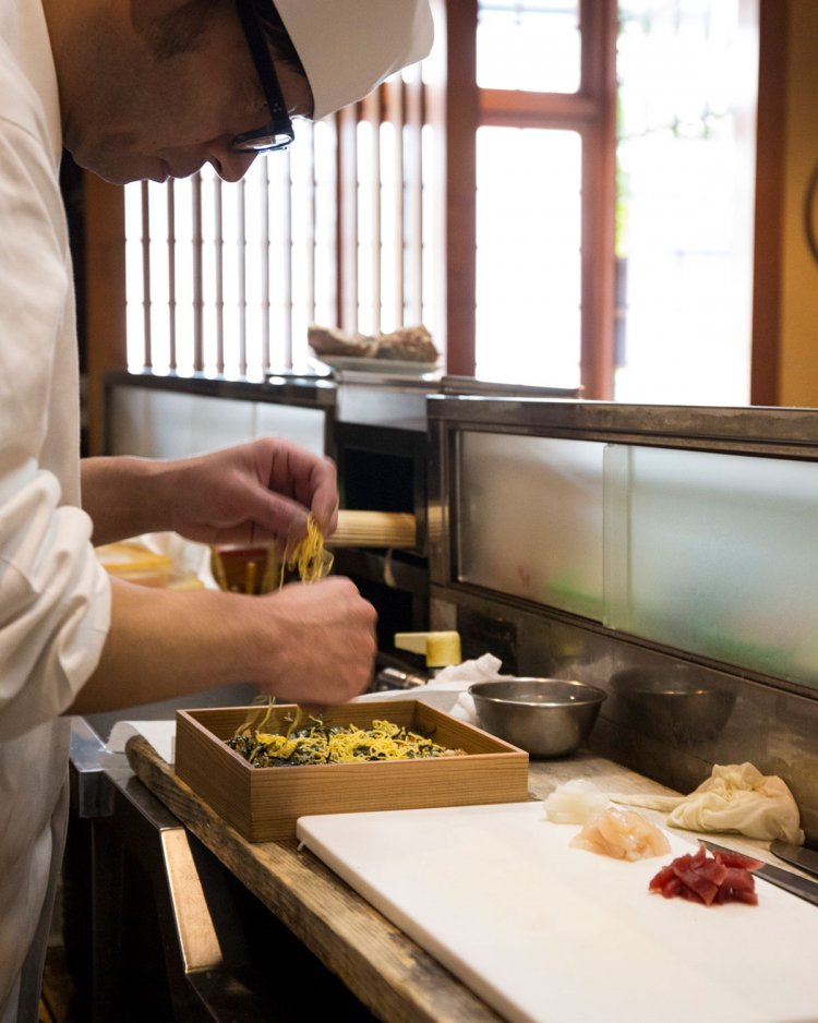 具材に合わせた包丁さばきで口の中でシャリと一体に。醤油要らずでいただける。