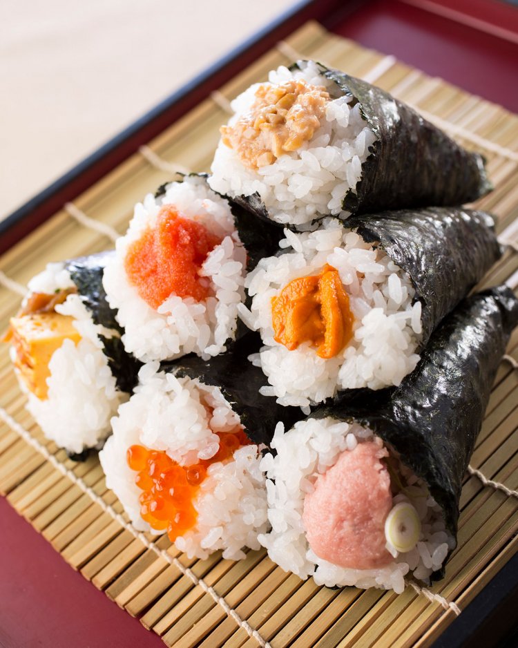 うに418円、ねぎとろ286円、いくら308円、なっとう143円、めんたいこ231円、たまご176円。消費期限当日。