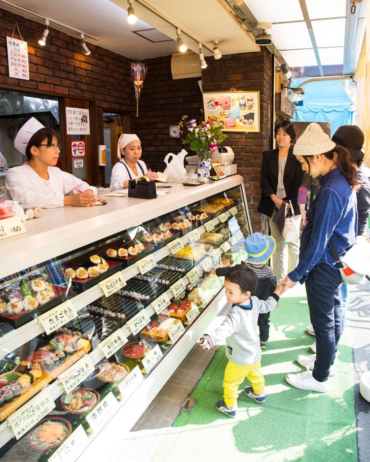 王子界隈で長年営み、地元民がひっきりなし。幅広い層に支持され、日曜•予約限定いそべ巻きも評判だ。