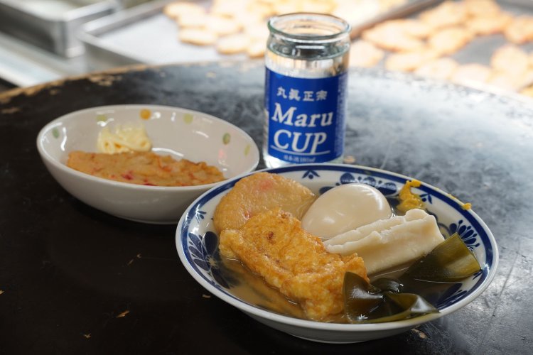 日本酒付きで、おでんセット1000円は安い。