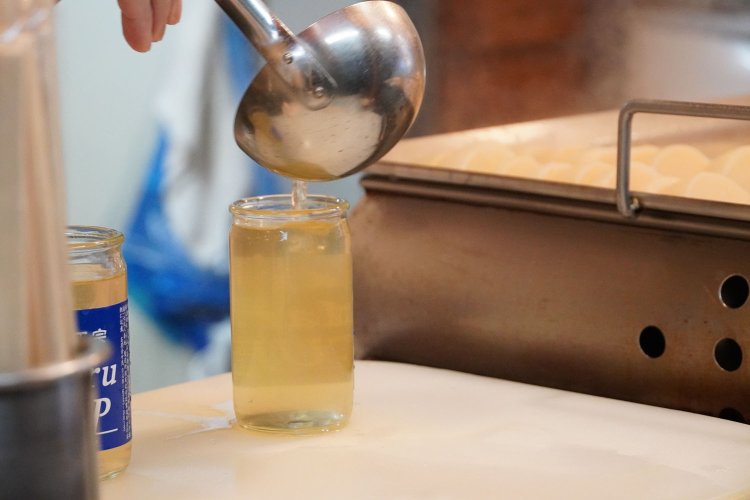 日本酒を3分の1くらい残し、名物のだし割50円で。