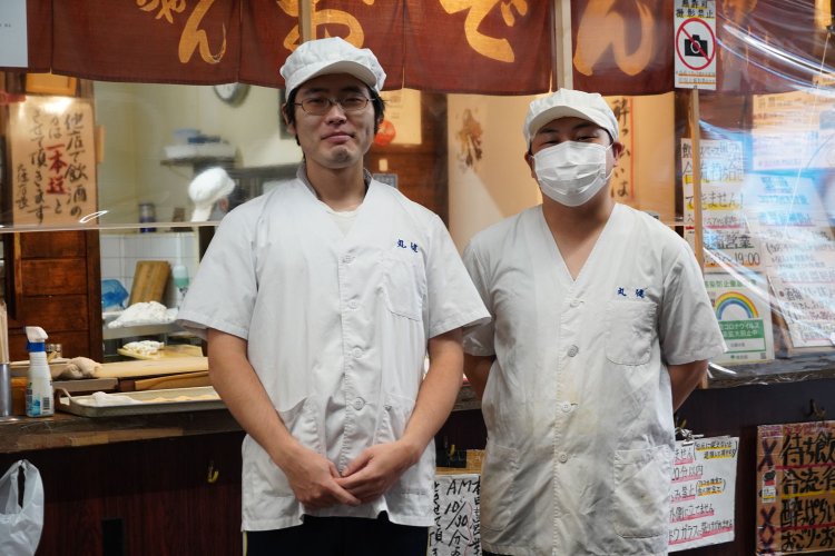 先代の孫で2代目の高塚さんとスタッフ。