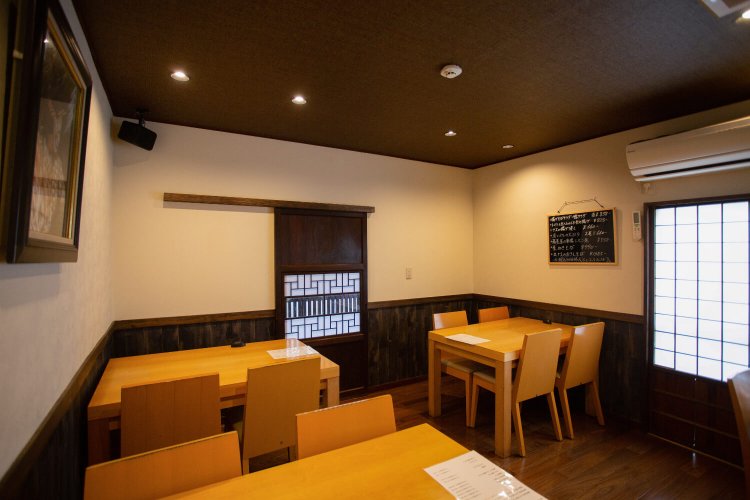 築150年の古民家から譲り受けた引き戸など、内装にもアクセントが。