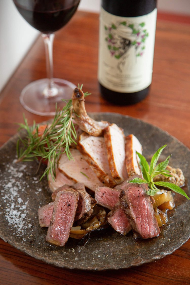 牛肉のアリアータ1080円と、三元豚骨付きロースのグリル1380円を盛り合わせ。ワインはグラス500円～、ボトル2000円～。