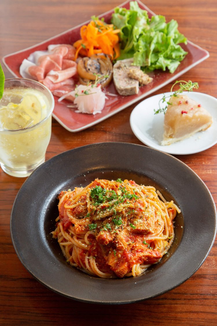 ランチセット1200円。 パスタと前菜盛り、ドリンク、デザート付き。