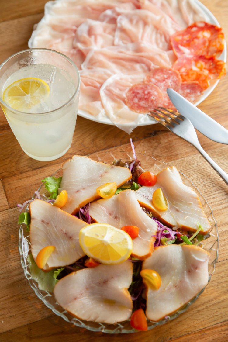 自家製燻製カジキマグロのカルパッチョ880円、ピザ屋のレモンサワー480円、生ハムとサラミの盛り合わせ780円。