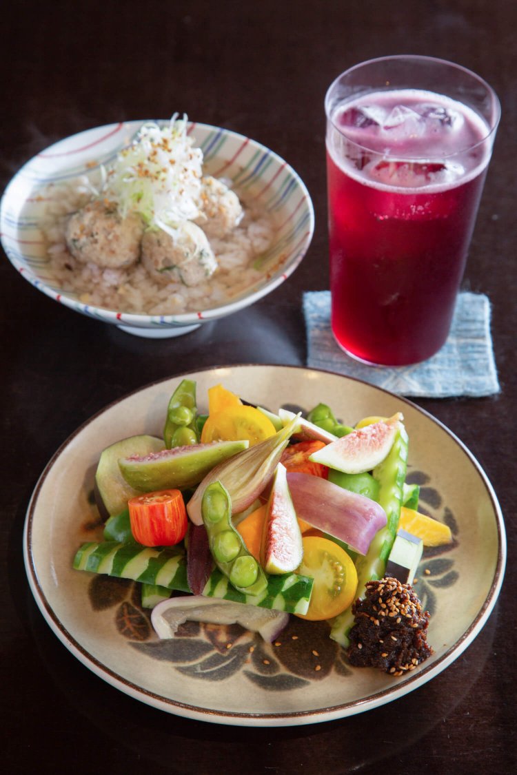 季節の生野菜盛り580円、自家製鶏つくね茶漬け680円、自家製赤シソサワー650円。