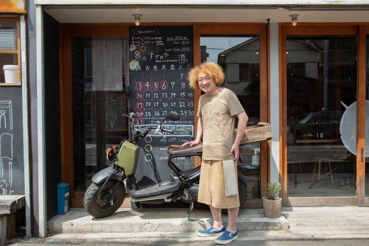 鈴木さん。仕入れはバイクで颯爽と。