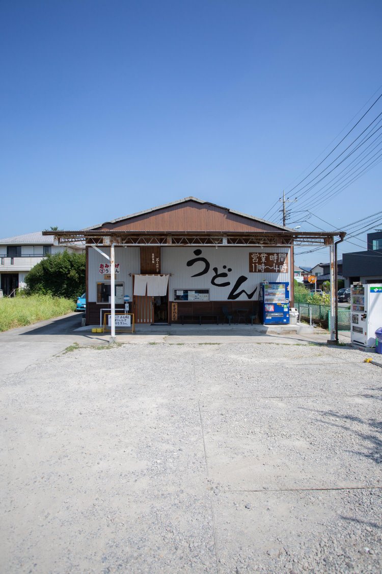 倉庫だった建物を改装。田畑広がるのどかな道沿いに店を構える。