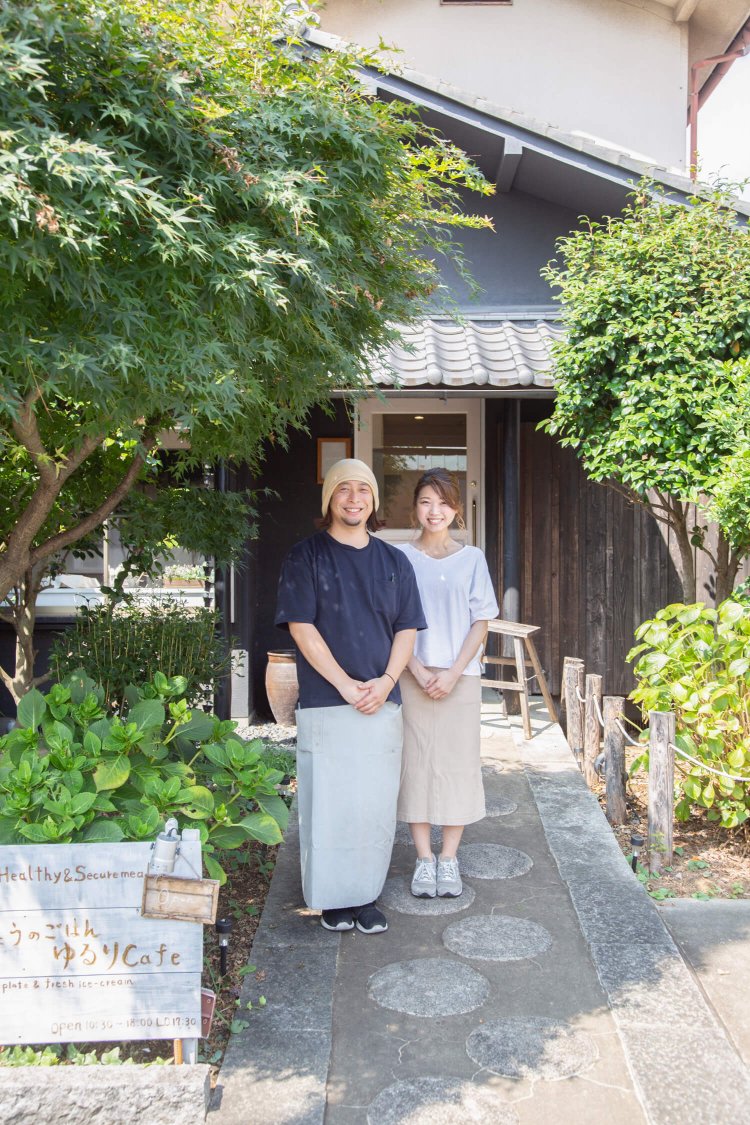 亮伍さんと明日香さん。古民家を改装した店は意外や洋風の内装で、ギャップに驚き！