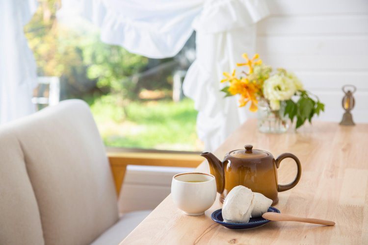 2種のきなこを練り込んだ出来たてのアイス・ジェナーコ490円と宇治茶500円。デザートセットは850円でお得。