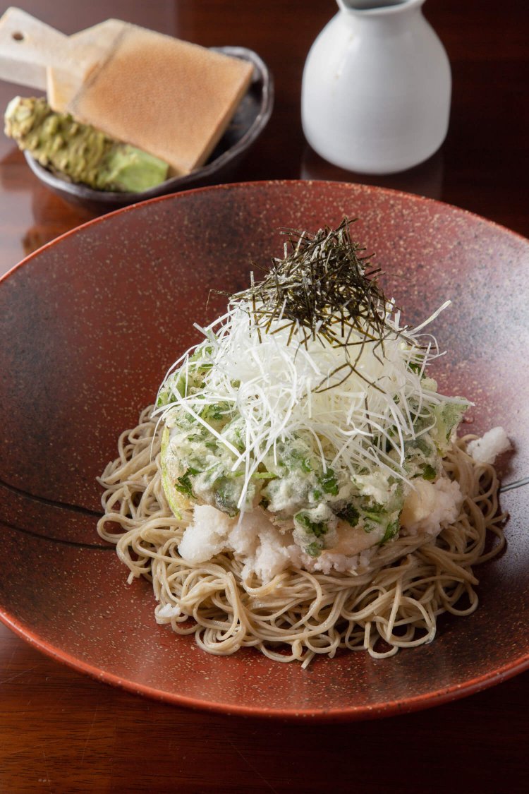 鬼おろしかき揚げそば1450円はぶっかけスタイル。生わさび付き。