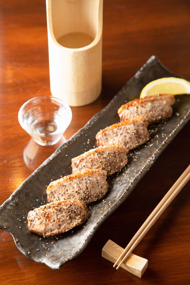 酒の肴も充実。鴨焼き900円と日本酒1合750円～は人気の組み合わせ。