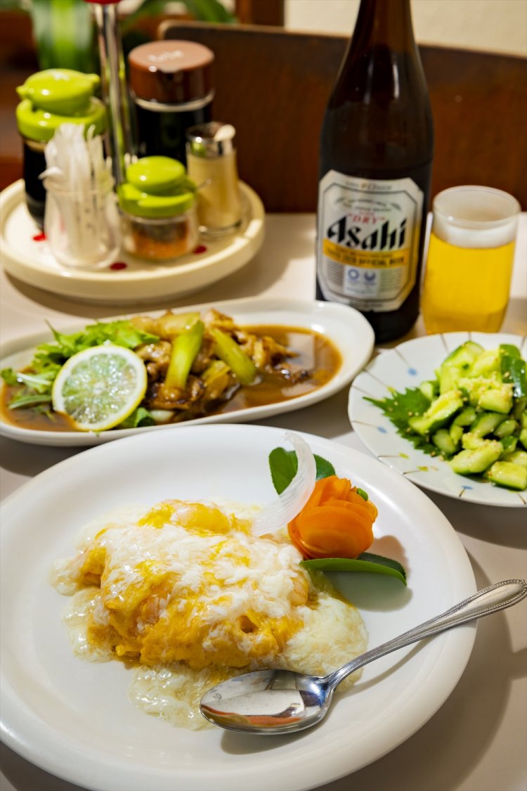 海老と玉子のふわふわ炒め770円、きゅうりのさっぱり和え165円、鳥皮炒め528円、瓶ビール550円。