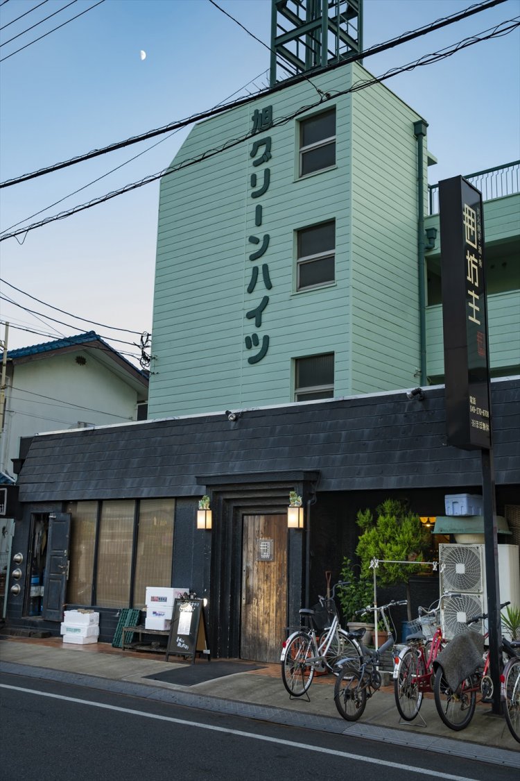 住宅地にあり、地元の人でにぎわう。