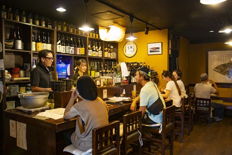 いいものを安くが信条の店主（左）。