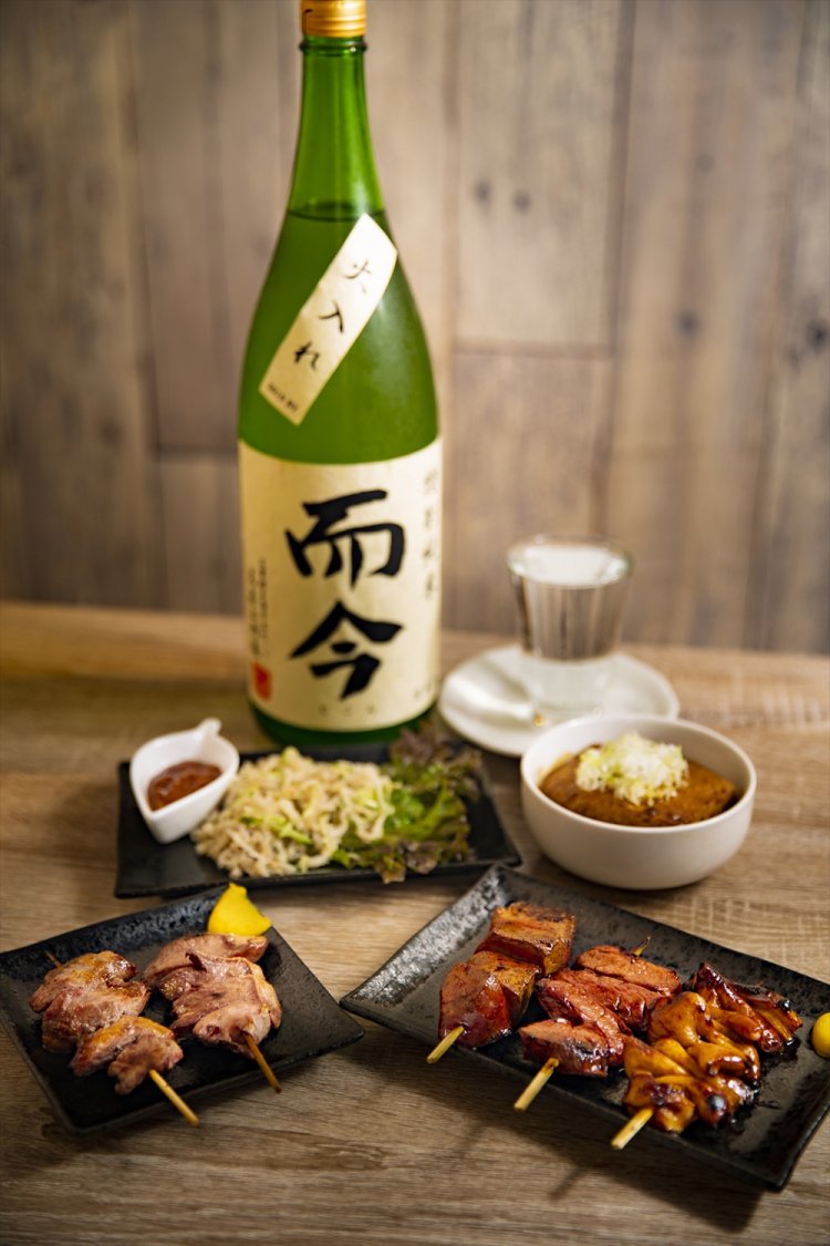 甘辛いたれが相性よしのシロやハツなどおまかせ5本串盛720円。牛モツ煮込み豆腐入り520円。而今990円ほか日本酒は約10種。