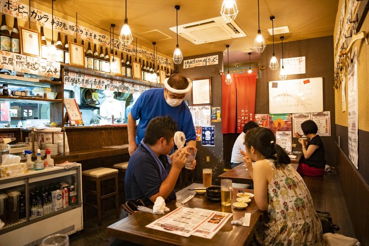 テーブルとカウンター、ドラム缶席を用意。韓さんのフレンドリーな接客が楽しい。