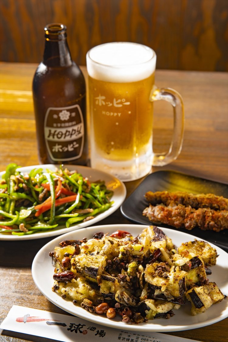 チンジャオロース740円（左）やクミンの効いた一球ラム串190円（注文は2本～）など。