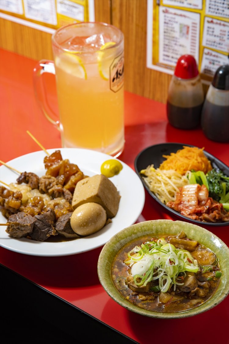 1～3辛まで選べる辛いモツ煮495円、牛串煮込み7品968円、ナムル盛合せ495円。メガレモンサワー 803円。