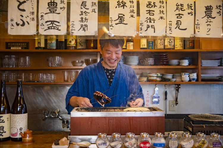 灰干しした魚介を炭火焼き。「新潟の阿部酒造など小さくても丁寧に醸す蔵の地酒を揃えてます」。
