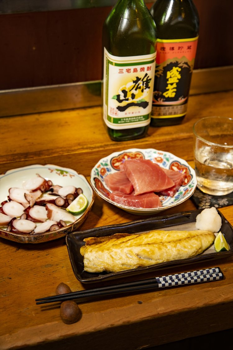 灰干しのサバ968円とタコ1309円、天然本マグロブツ550円。灰干しは三宅島の雄山一550円など伊豆七島の焼酎に合う。