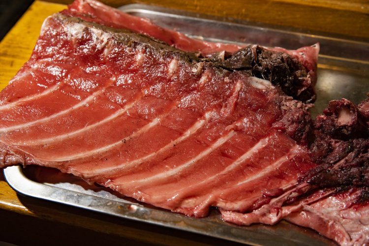 前日までに予約の骨付き中落ちは1628円。