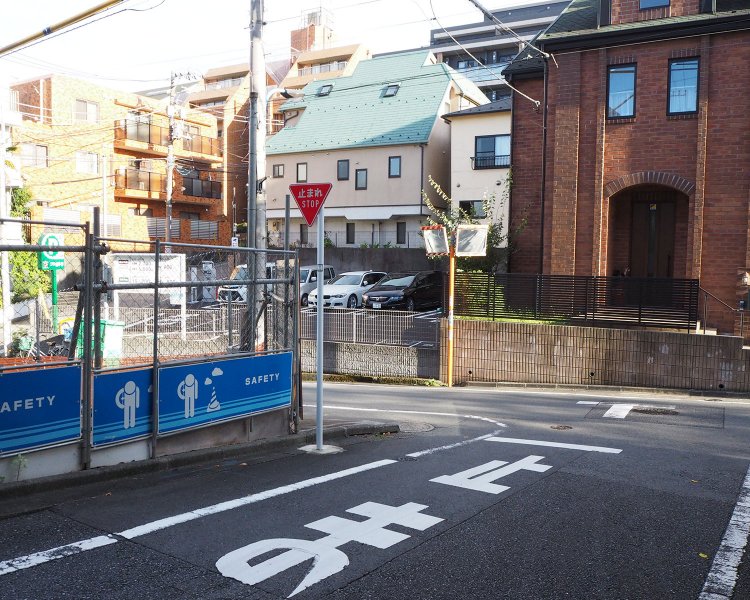 地図【D】地点から、来た道を振り返る（編集部注）。