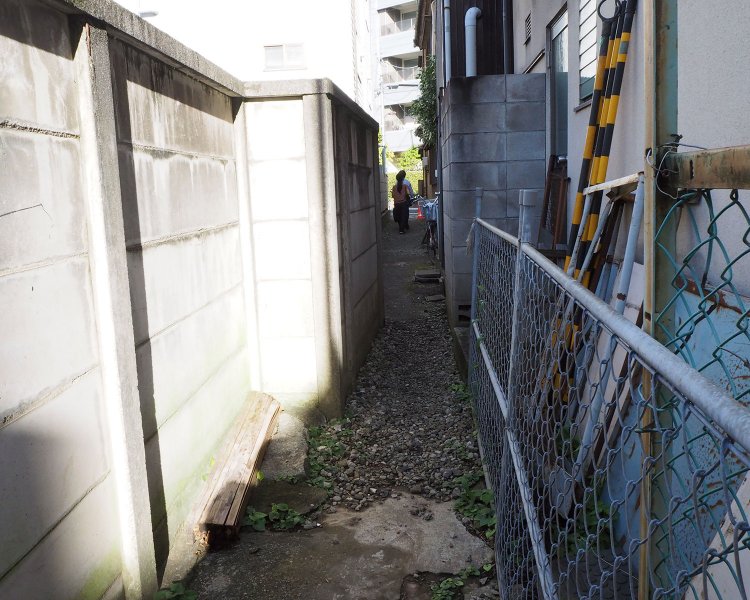 地図【C】地点の路地（編集部注）。