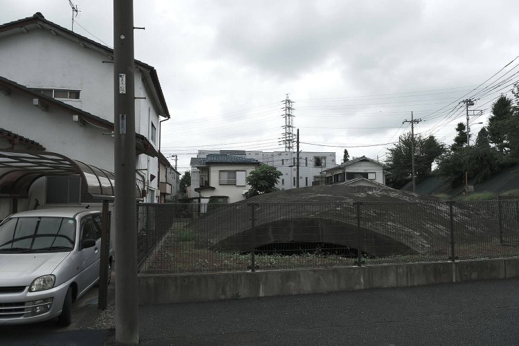 白糸台掩体壕の後ろ側。エンジンの排熱を逃す穴が開けてある。