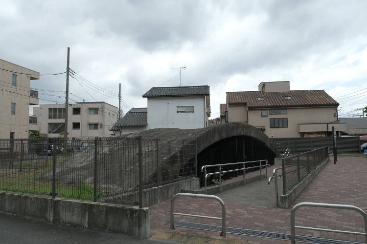 住宅地に囲まれている白糸台掩体壕。畑にあった掩体壕は史跡として整備された。