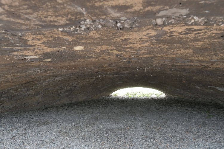 柵越しに掩体壕の中も見ることができる。