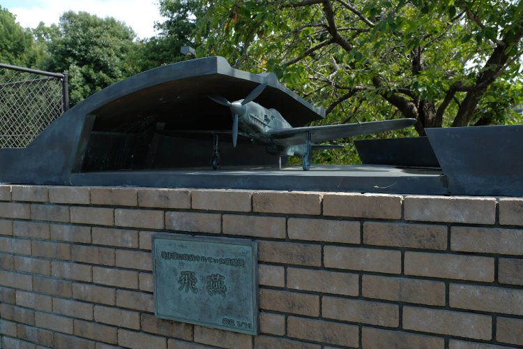 大沢１号掩体壕脇にあるブロンズ像？模型。