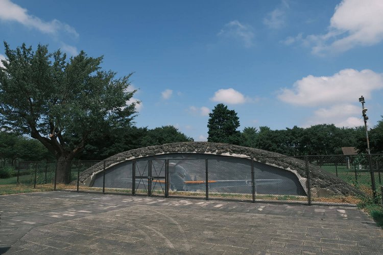 大沢1号掩体壕。三式戦闘機飛燕の絵が微妙にリアル。崩壊防止のために内部を発泡スチロールで補強し、このように蓋をしたそうだ。