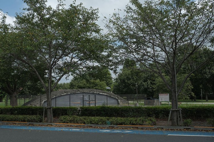 道路から見た大沢1号掩体壕。遠目からだと、ほんとうに飛燕がいる気がしてくる。