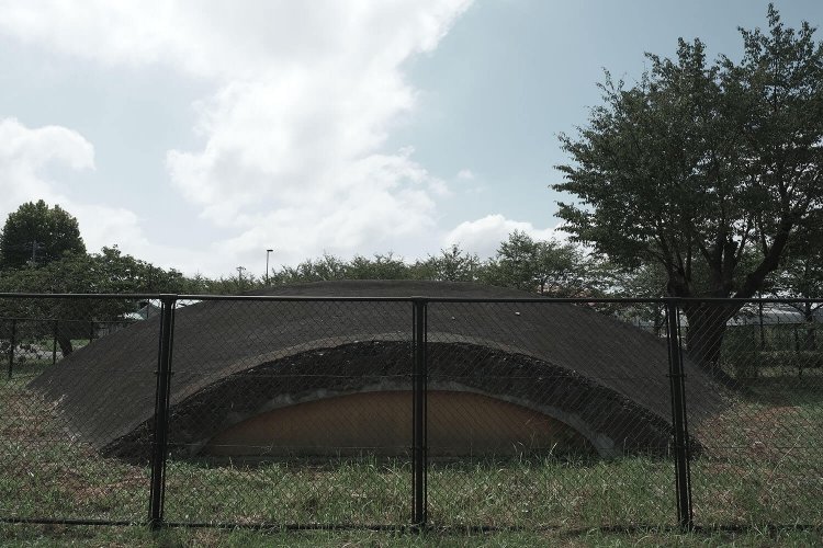 大沢１号掩体壕の後ろ側。内部は補強されているため、通気穴は塞がれている。