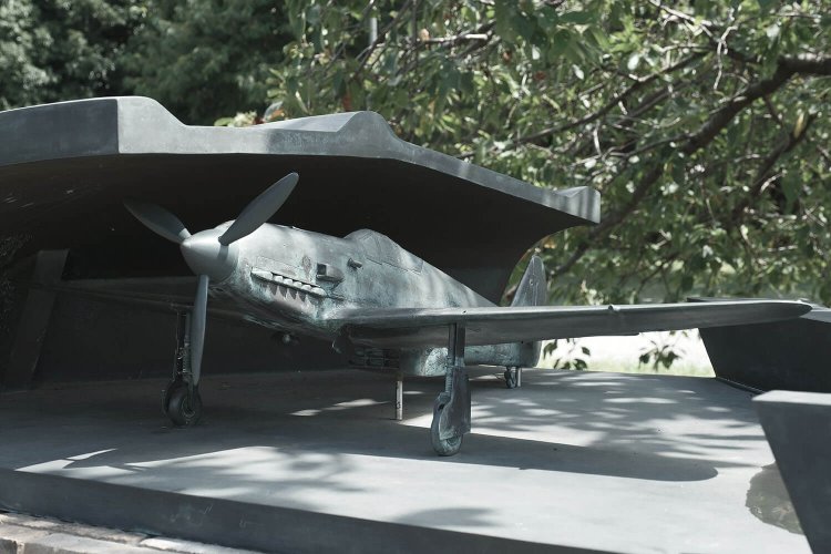 飛燕の模型も精巧な造形である。余談だが調布の飛燕は日本軍機には珍しく派手な塗装で、よくプラモデルの「モデル」になっている。