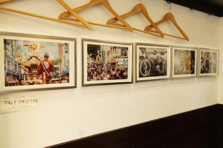 店内に飾られている写真は、同じ町内のポーランド人カメラマン、マチェイ・コモロフスキさんが撮影したもの。