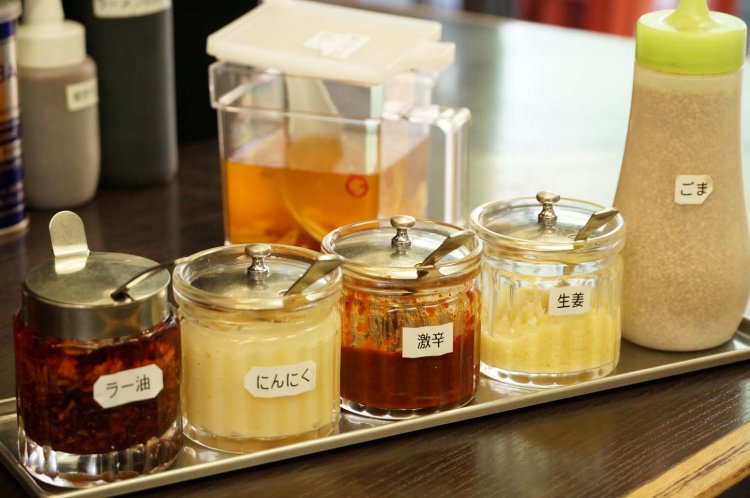 奥に見えるのが自家製の生ニンニク酢。