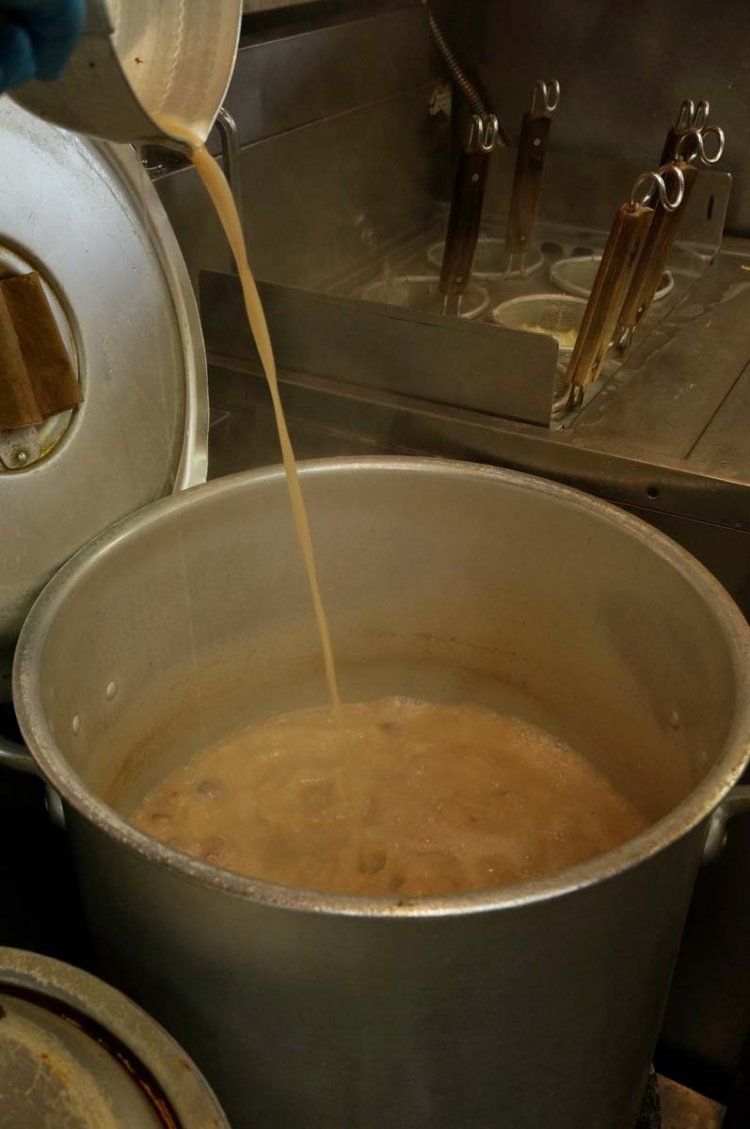 スープは濃厚だけれど、しつこくない。