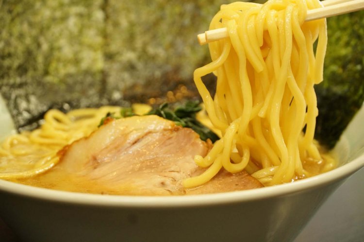 麺は、しっかりとスープの旨みを絡めとる。