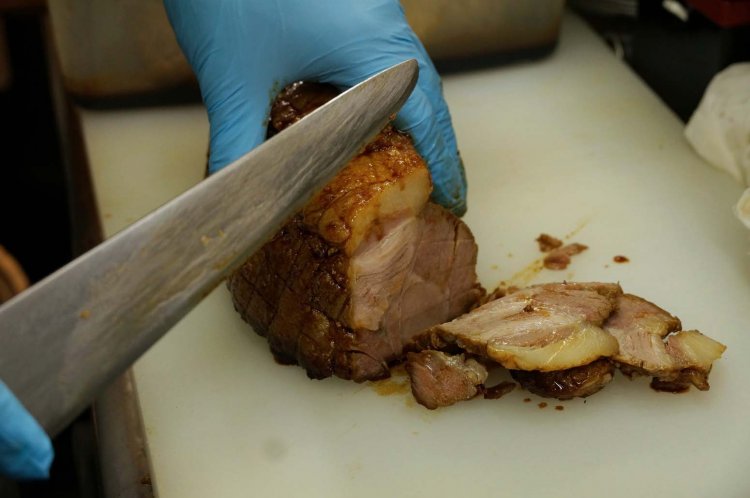 赤身と脂身のバランスが良く、肉本来の深い風味とコクを感じられる部位を使用。