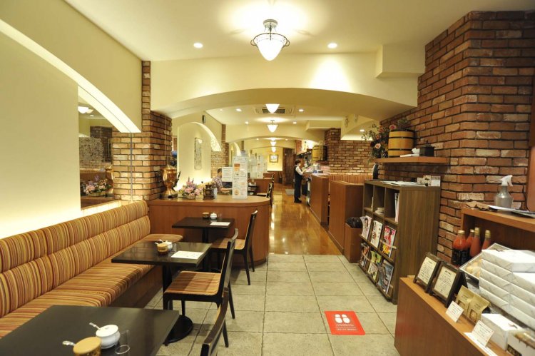 奥に長い店内で、曲線を多用した内装が奥行き感を演出している。
